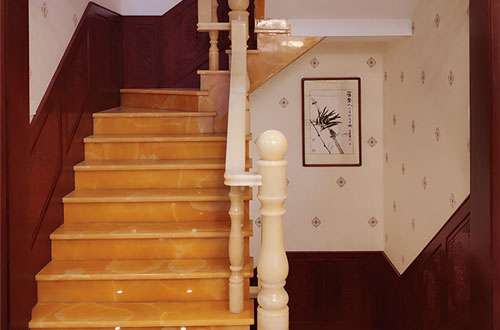 兰溪中式别墅室内汉白玉石楼梯的定制安装装饰效果